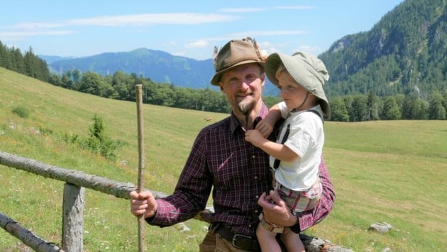 Halter Christoph Loidl mit seinem Sohn (Bild: LiveBild)