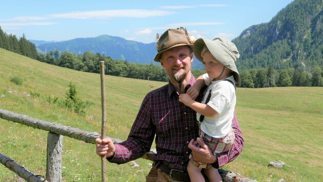 Halter Christoph Loidl mit seinem Sohn (Bild: LiveBild)