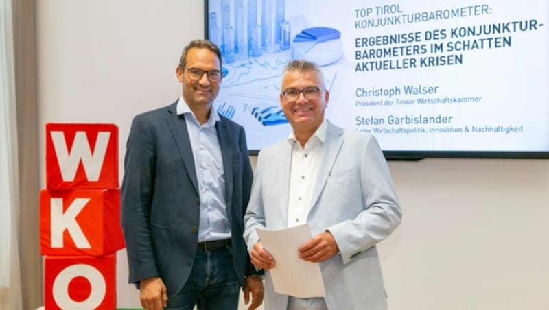 Stefan Garbislander (re.) und Christoph Walser präsentierten das Tiroler Konjunkturbarometer für das erste Halbjahr. (Bild: Die Fotografen)