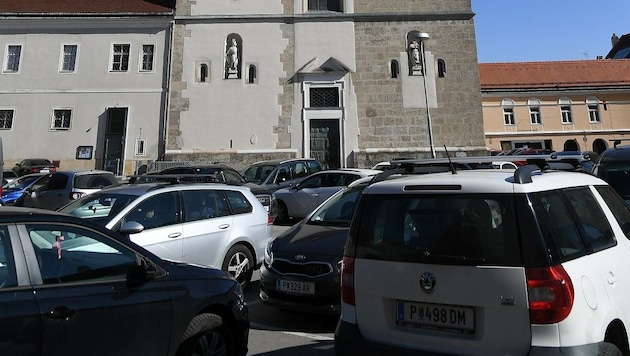 Autos auf dem St. Pöltner Domplatz – Ende des Monats ist das Vergangenheit. (Bild: Huber Patrick)