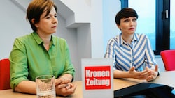 Die beiden Grünen-Politikerinnen Sigrid Maurer (re.) und Judith Schwentner zu Besuch in der „Steirerkrone“-Redaktion (Bild: Christian Jauschowetz)
