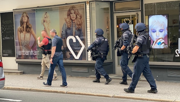 Die Räuber flüchteten ohne Beute aus dem Geschäft in Kufstein. Daraufhin startete die Polizei samt Cobra eine Fahndung, die aber bisher ohne Erfolg blieb. (Bild: ZOOM.TIROL, Krone KREATIV)