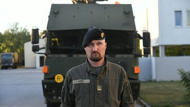 Coronel Mario Ernst, al fondo un camión de bomberos especial del ejército (Imagen: P. Huber)