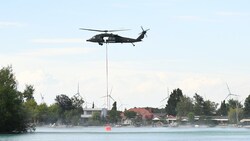 Ein Black Hawk nimmt Löschwasser auf. (Bild: P. Huber)