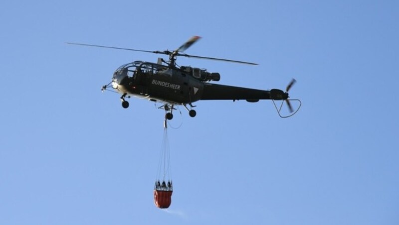 Die bewährte Alouette III kann rund 300 Liter Wasser abwerfen. (Bild: P. Huber)