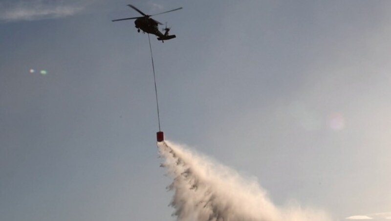 Das Rückgrat der Helikopterflotte des Bundesheeres: Der Black Hawk wirft pro Rotation 3000 Liter Löschwasser ab. (Bild: P. Huber)