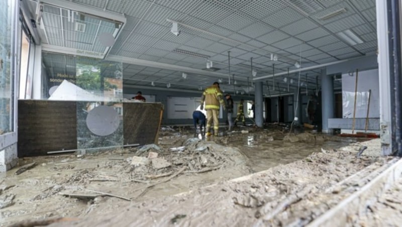 Die Wassermassen zerstörten das Geschäft von Judith Windhofer. Freunde und Familie packten mit an. Noch vor dem Jahreswechsel 2022 konnte sie ihre Boutique neu eröffnen. (Bild: Tschepp Markus)