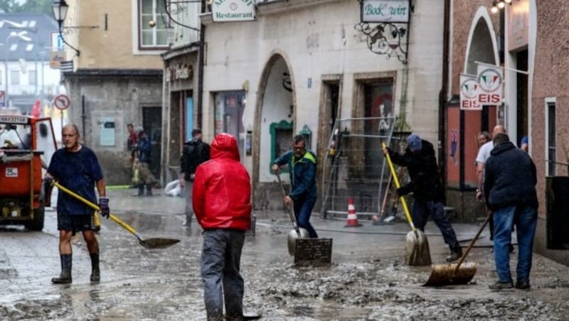 Der Schlamm war überall: Aufräumen am Tag nach der Flut. (Bild: Tröster Andreas)