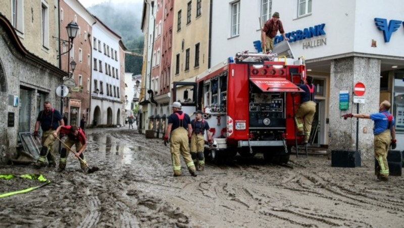 Im vergangenen Sommer parkte ein Feuerwehrauto vor der Volksbank. (Bild: Tröster Andreas)