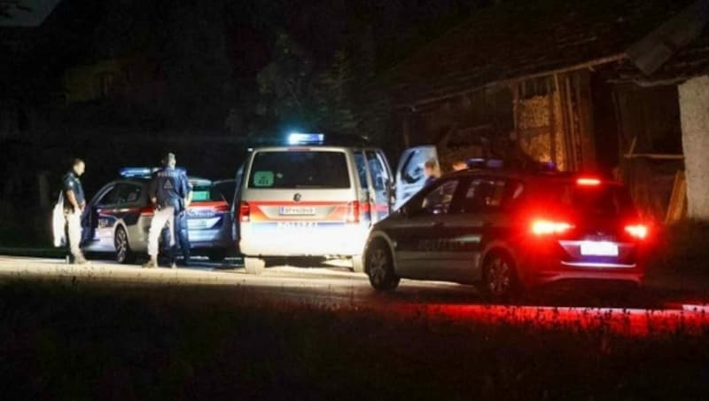 Jede kleine Straße rund um das Gebiet in Überackern, wo der Verdächtige vermutet wurde, war abgesperrt. (Bild: Daniel Scharinger)