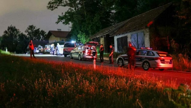 Ein Großaufgebot der Polizei wurde bei Überackern zusammengezogen, nachdem hier der Wagen des Mordverdächtigen von Burghausen entdeckt worden war. (Bild: Daniel Scharinger)