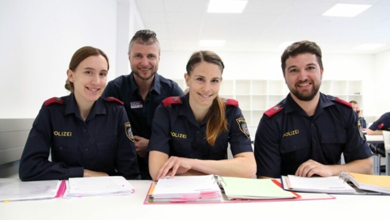 Polizei-Spitzensportkoordinator Reinfried Herbst (2. v. li) mit Daniela Ulbing (li.), Mirjam Puchner (2. v. re.) und David Gleirscher. (Bild: ANDREAS TRÖSTER)