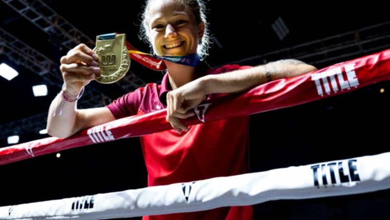 Stolz präsentiert Hemetsberger ihre Goldmedaille. (Bild: Sport Austria/GEPA Pictures )