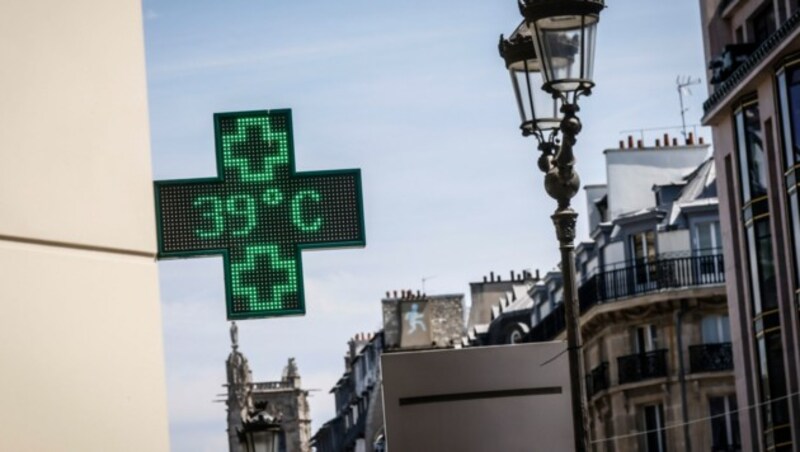 Eine Temperaturanzeige in Paris (Bild: Associated Press)