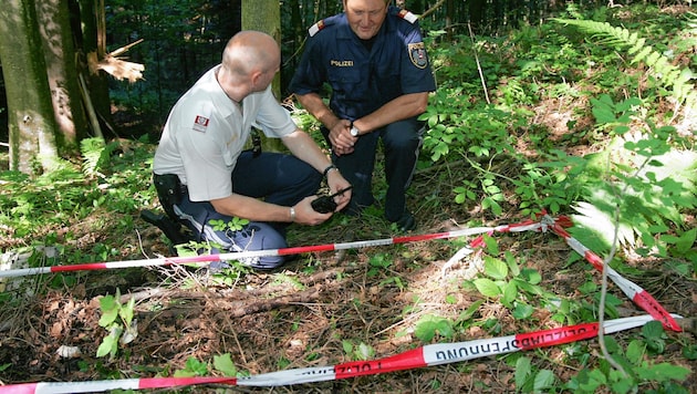 Der Leichnam des Mannes wurde am 25. August 2007 in einem Waldstück 20 Meter unterhalb der Wolfgangsee-Bundesstraße bei Hof von einem jungen Pärchen aus Kärnten zufällig gefunden. (Bild: Markus Tschepp)