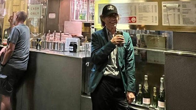 Mick Jagger gönnt sich vor dem Wien-Konzert der Stones ein Bier am Würstelstand. (Bild: twitter.com/MickJagger)
