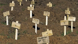 Eine Grabstelle in Mariupol (Bild: AFP)