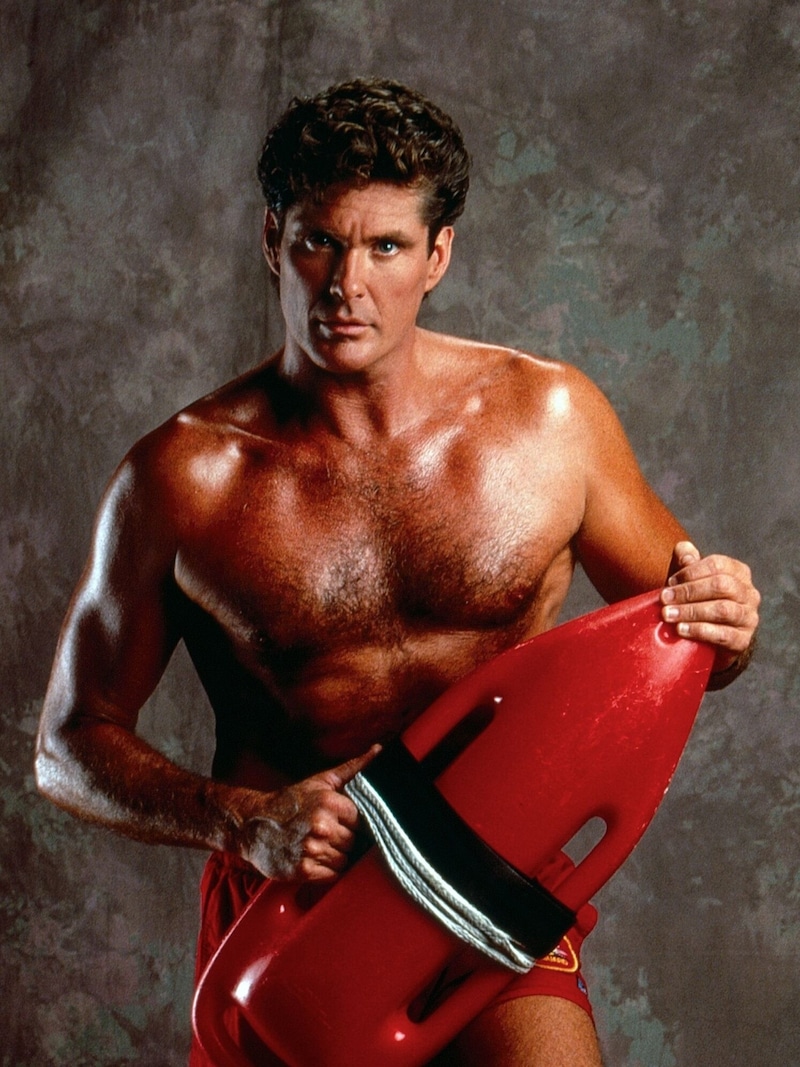 David Hasselhoff in seiner legendären Rolle als „Baywatch“-Rettungsschwimmer Mitch Buchannon (Bild: Courtesy Everett Collection / Everett Collection / picturedesk.com)