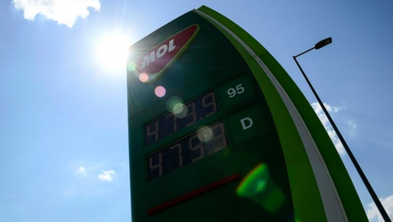 Der Einheitspreis für Ungarn an einer Tankstelle in Budapest (Bild: AP)