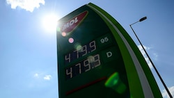 Der Einheitspreis für Ungarn an einer Tankstelle in Budapest (Bild: AP)