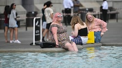 Der Brunnen am Trafalgar Square in London wird während der Hitzewelle zum Planschbecken umfunktioniert. (Bild: AFP)