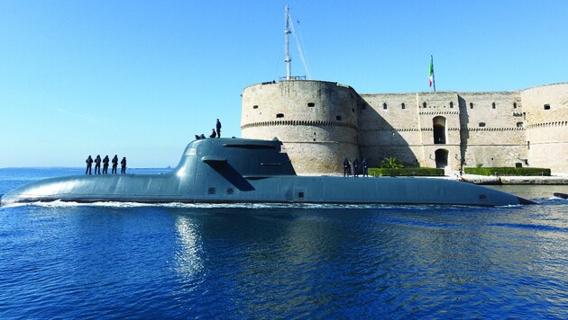 Ein U-Boot der Todaro-Klasse verlässt den Marinestützpunkt Taranto in Süditalien. (Bild: facebook.com/MarinaMilitareOfficialPage)
