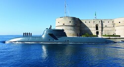 Ein U-Boot der Todaro-Klasse verlässt den Marinestützpunkt Taranto in Süditalien. (Bild: facebook.com/MarinaMilitareOfficialPage)