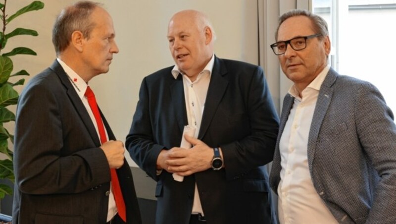 Peter Hansak (Rotes Kreuz), Notärzte-Koordinator Klaus Pessenbacher und Harald Eitner (Leiter der Katastophenschutz-Abteilung) (Bild: Christian Jauschowetz)