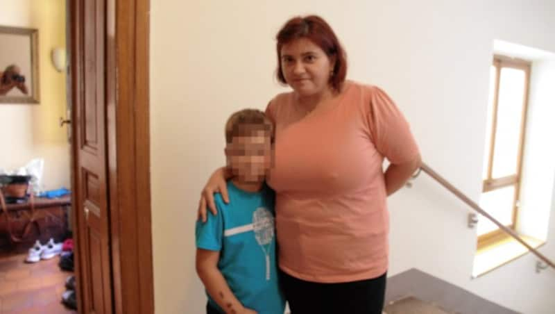 Hospitalisiert: Christian (6) und seine Mama Anca M. (Bild: Andreas Schiel, Krone KREATIV)