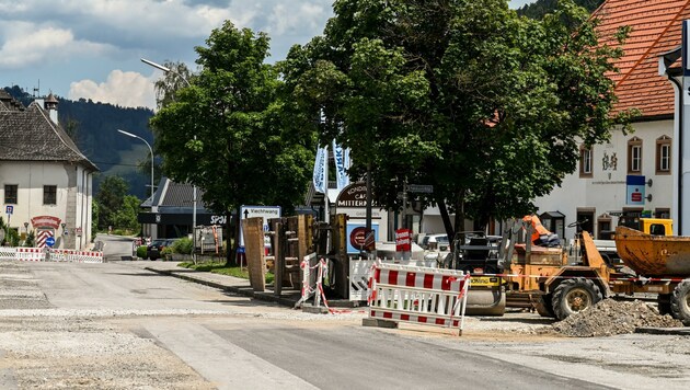 In Scharnstein wirbelt die große Baustelle im Ortszentrum viel Staub auf. (Bild: Wenzel Markus)