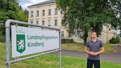FPÖ-Nationalratsabgeordneter Hannes Amesbauer zeigt wo das Heim entstehen soll. (Bild: FPÖ/Brunnhofer )