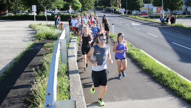 Rund 150 Läufer in zwei Gruppen liefen für Alexander F. (Bild: Scharinger Daniel)