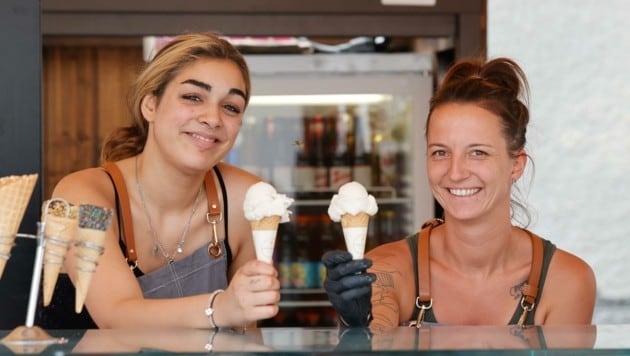 Susi und Jenny zeigen das Sieger-Eis vom Höfinger. (Bild: Tschepp Markus)