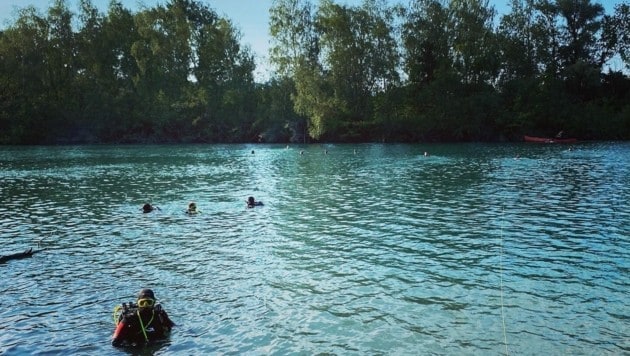 Los buzos de rescate acuático finalmente pudieron localizar y recuperar el cuerpo sin vida del hombre a una profundidad de casi 14 metros en el Viejo Rin.  (Imagen: Rescate acuático Vorarlberg)