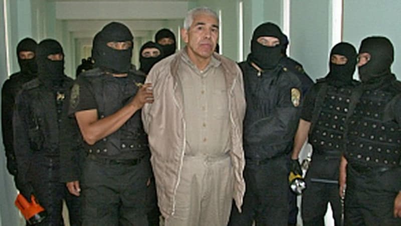 Hier zeigt die mexikanische Polizei stolz ihren neuesten Fang - den Drogenboss Rafael Caro Quintero. (Bild: AFP)