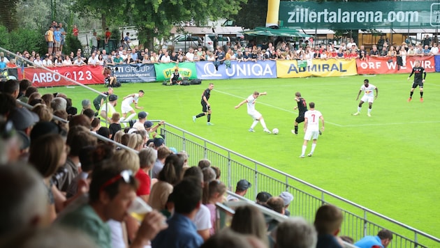 Die 1500 Fans in Zell sahen eine kampfstarke Heim-Truppe, die Salzburg alles abverlangte. Während des Spiels kam es zu einem fatalen Zwischenfall. (Bild: Birbaumer Christof)