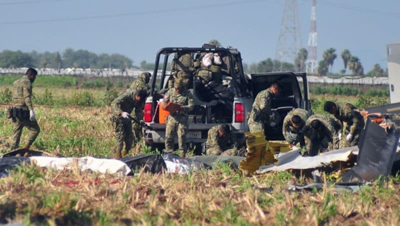 Die Unfallstelle nach dem Helikopterabsturz nahe des Flughafens of Los Mochis (Bild: AFP)