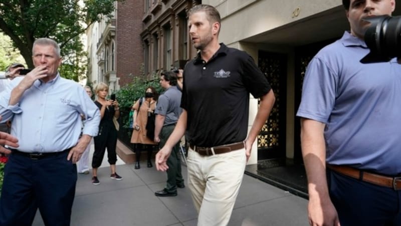 Ivanas Sohn Eric Trump, verlässt bestürzt das Gebäude, in dem seine Mutter ums Leben kam. (Bild: Associated Press)