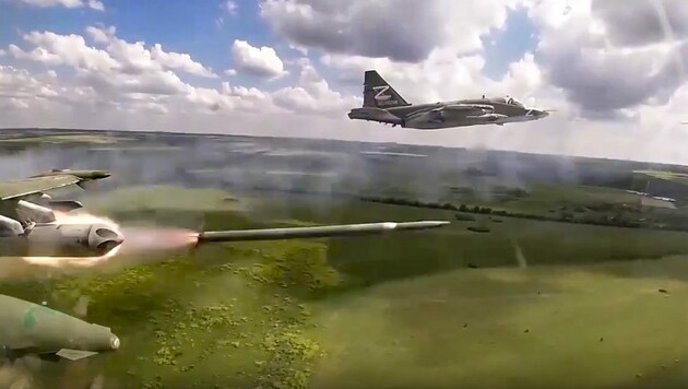 Das russische Verteidigunsministerium veröffentlichte Anfang Juli dieses Bild eines russisches Erdkampfflugzeug Su-25, das ein unbekanntes Ziel in der Ukraine angreift. (Bild: Russian Defense Ministry Press Service)