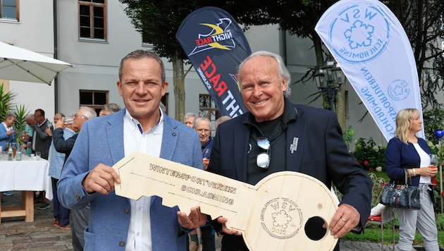 Hans Grogl (r.) übergibt den „Schlüssel“ des Nightrace-OK-Chefs an Hansjörg Stocker. (Bild: Christian Jauschowetz)