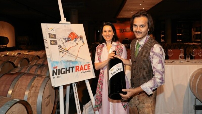 Katharina und Karl Thaller mit dem Nightrace-Wein (Bild: Christian Jauschowetz)