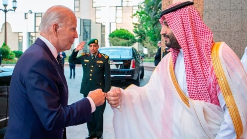 US-Präsident Joe Biden während seines Besuchs bei Kronprinz Mohammed bin Salman im Juli in Riad (Bild: AP)