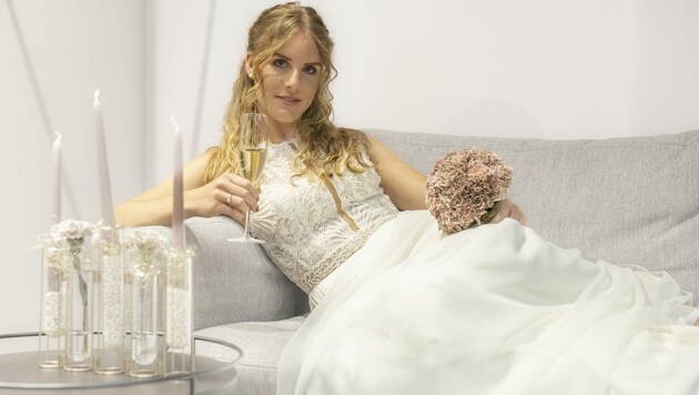 Die „Braut-to-be“ Melanie in einem wunderschönen Hochzeitskleid von „Lunardi Cerimonia“. Dazu harmonieren der Brautstrauß und die Dekoration von „Stilform“ in Wolfurt (Bild: Maurice Shourot)