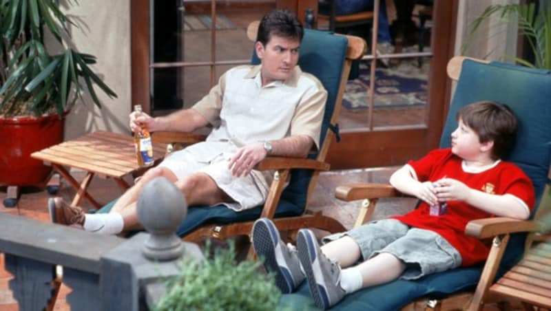 Angus T. Jones gemeinsam mit Charlie Sheen in einer Folge der Serie „Two and a Half Men“ (Bild: mptv / picturedesk.com)