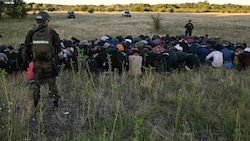 Die Migrantengruppe wurde von Soldaten gestoppt. (Bild: MUP Republike Srbije)