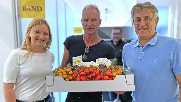 Katrin und Manfred Hohensinner mit Sting (Bild: Frutura)