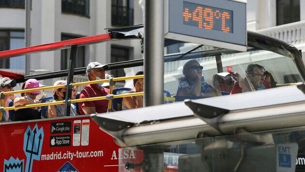 16. Juli 2022: 49 Grad zeigte diese Temeraturanzeige in Madrid. (Bild: Reuters/Isabel Infantes)