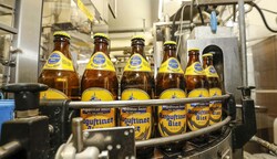 Die braunen Euro-Bierflaschen werden knapp: Das Augustiner Bräu wurde bereits vorgewarnt. (Bild: Tschepp Markus)