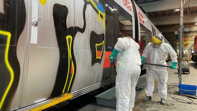 Immer wieder müssen Mitarbeiter der Bahn wegen Graffitis auf Zügen mit speziellen Lösemittel stundenlang schrubben. (Bild: ÖBB/Gasser-Mair)