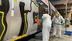 Immer wieder müssen Mitarbeiter der Bahn wegen Graffitis auf Zügen mit speziellen Lösemittel stundenlang schrubben. (Bild: ÖBB/Gasser-Mair)